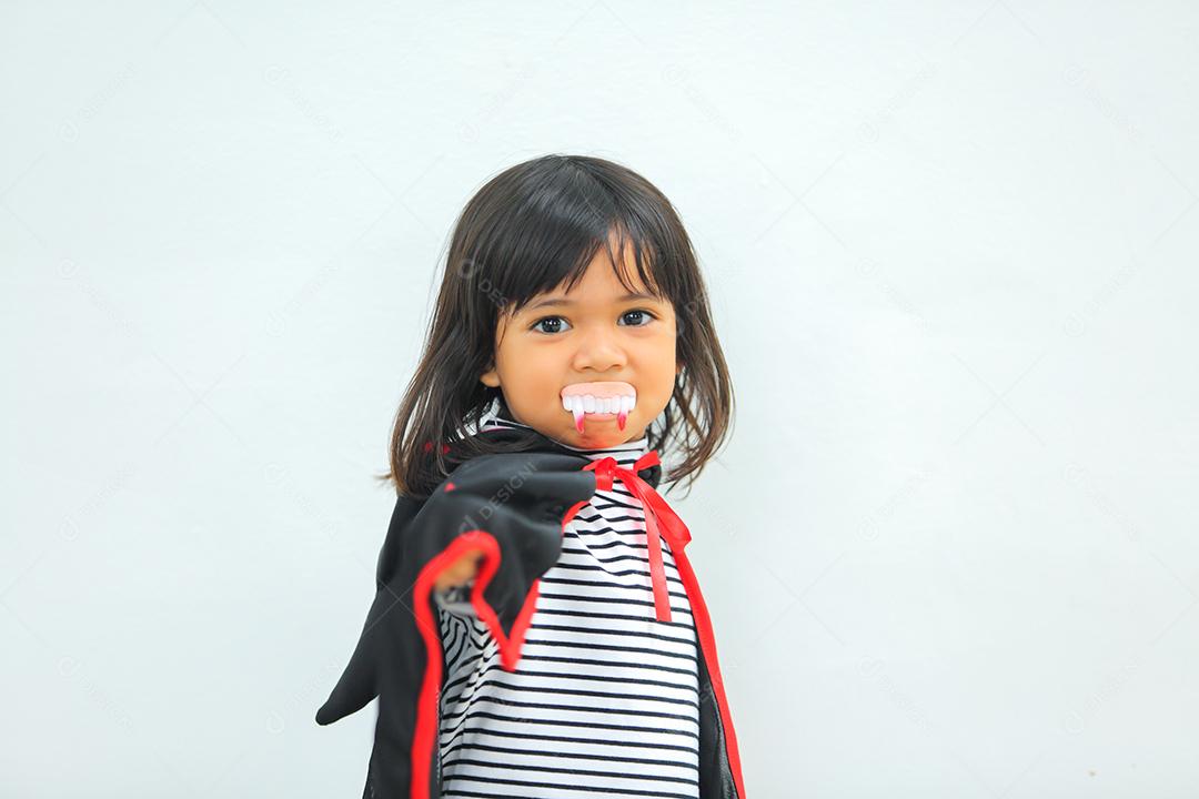 Conceito de Halloween, crianças vestidas com fantasias temáticas.