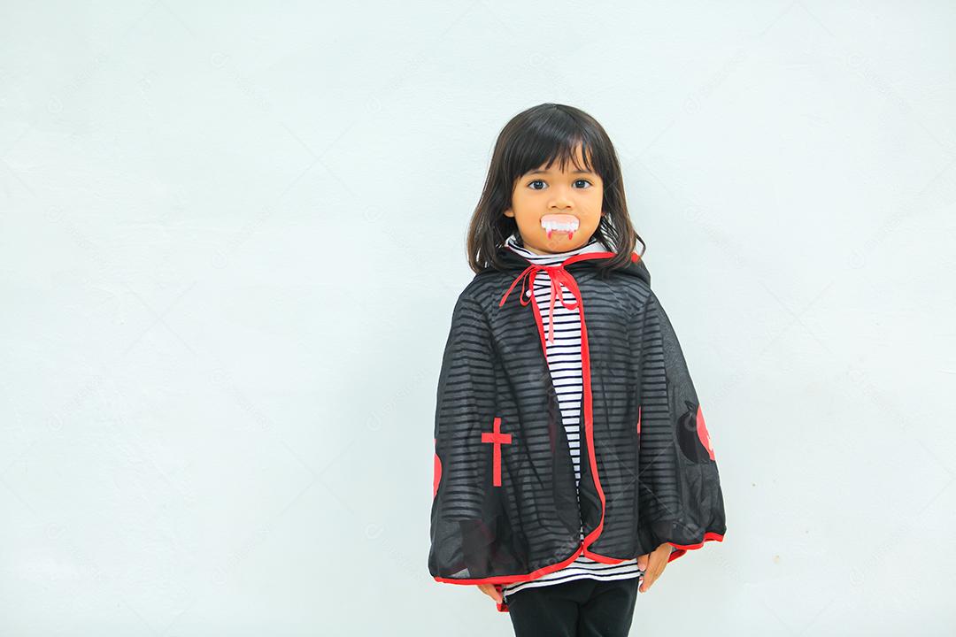 Conceito de Halloween, crianças vestidas com fantasias temáticas.