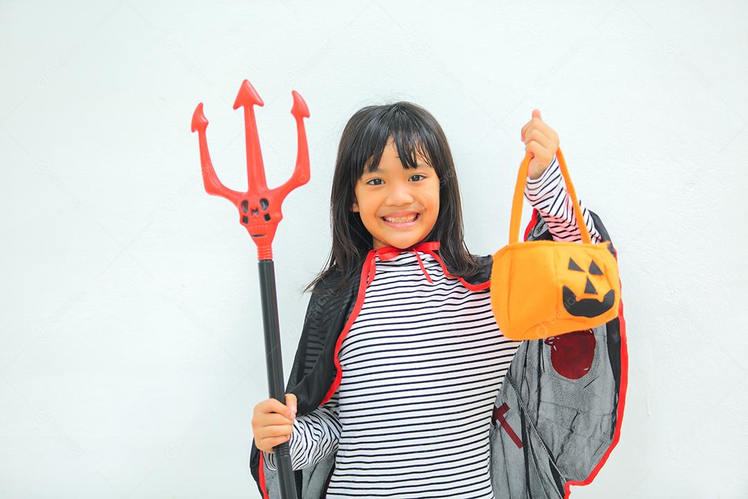 Conceito de Halloween, crianças vestidas com fantasias temáticas.