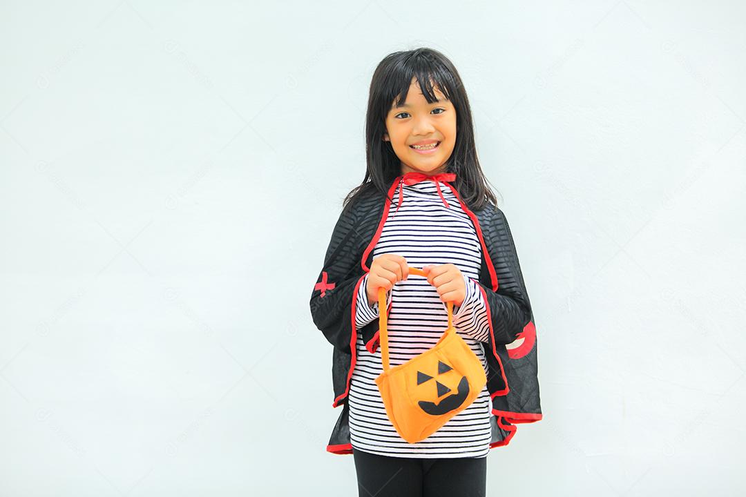 Conceito de Halloween, crianças vestidas com fantasias temáticas.