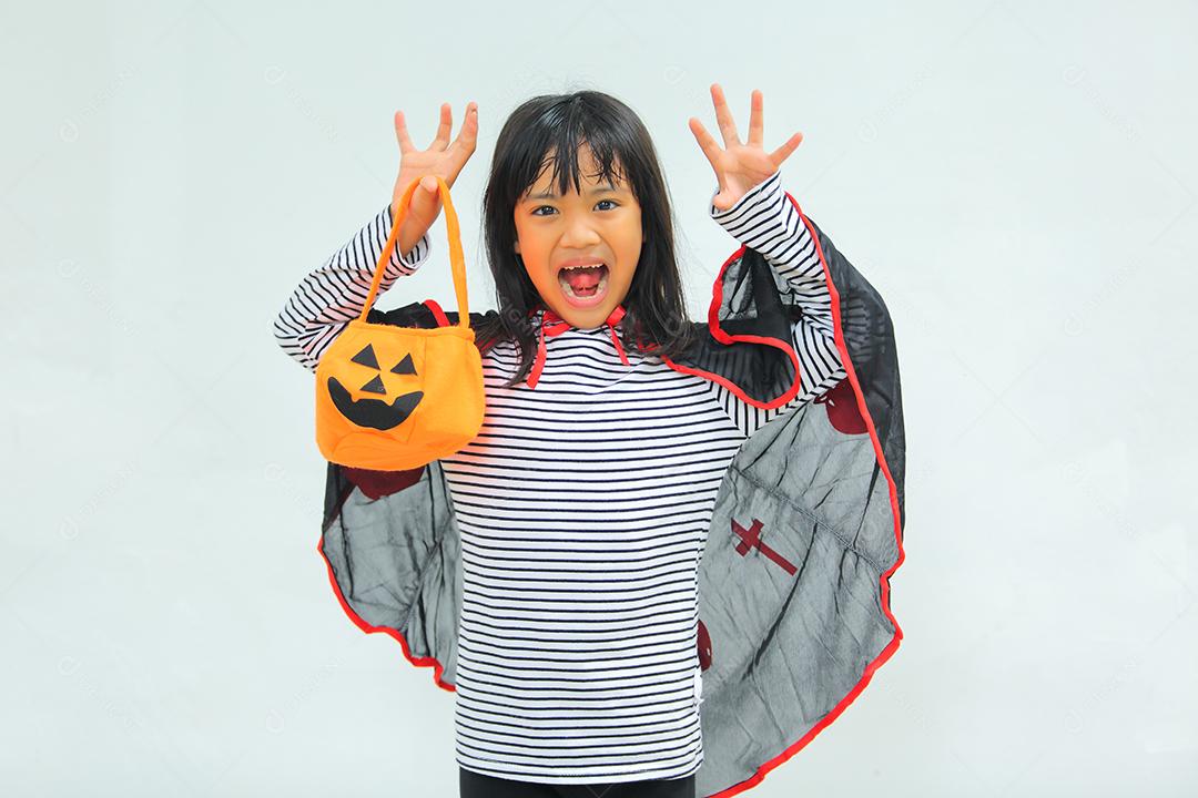 Conceito de Halloween, crianças vestidas com fantasias temáticas.