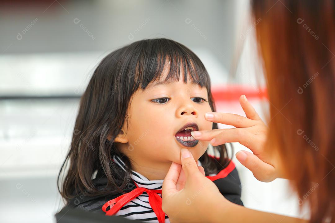 Conceito de Halloween, crianças vestidas com fantasias temáticas.