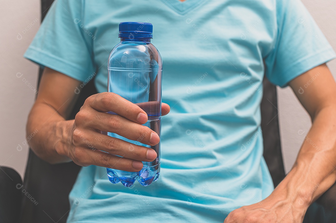 Mão de pessoas segurando o conceito de garrafa de água de água potável, amor saúde