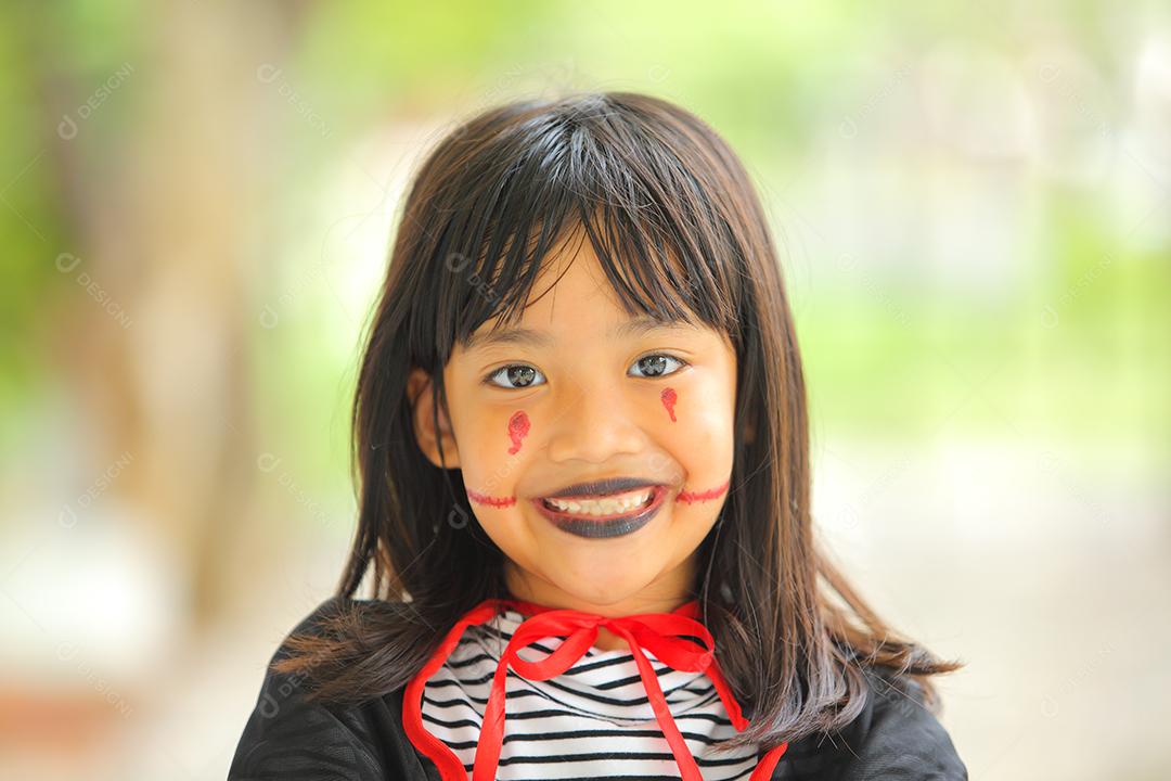 Conceito de Halloween, crianças vestidas com fantasias temáticas.