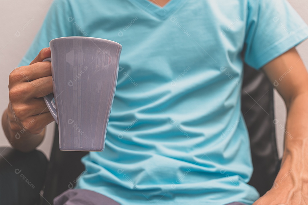 Homem segurando uma xícara de café