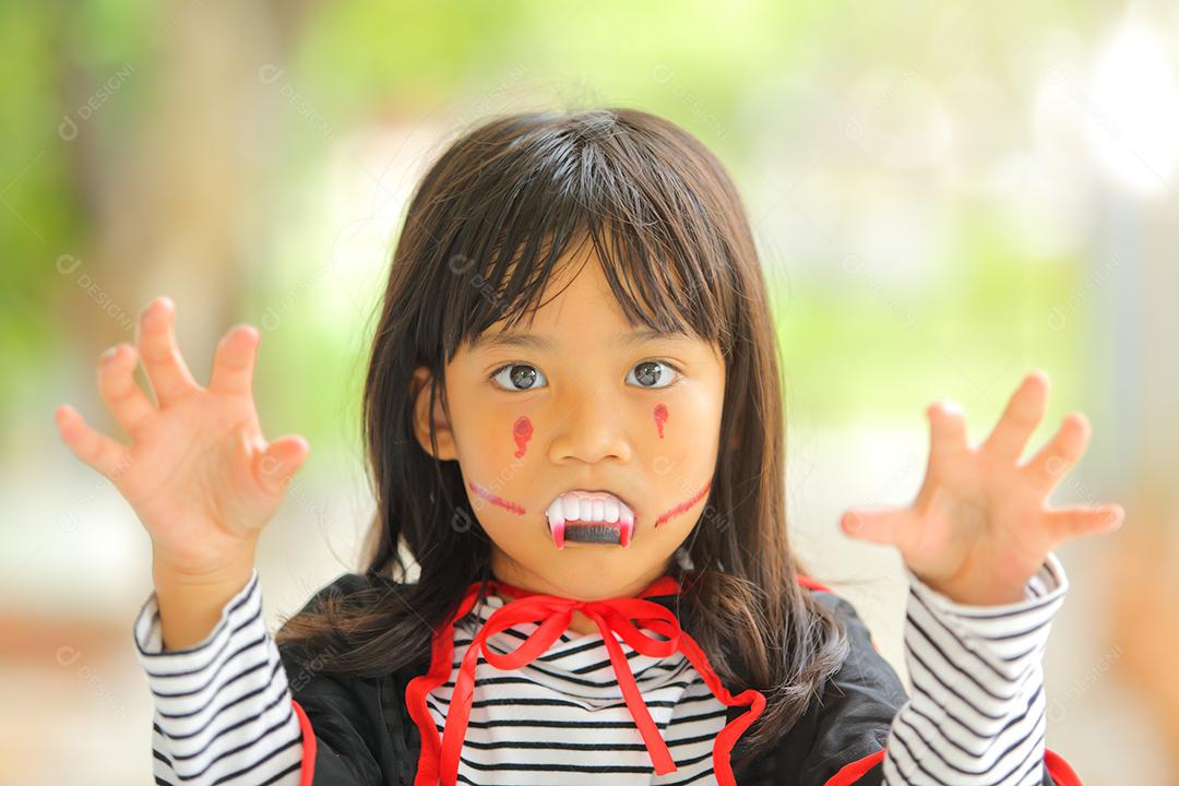 Conceito de Halloween, crianças vestidas com fantasias temáticas.