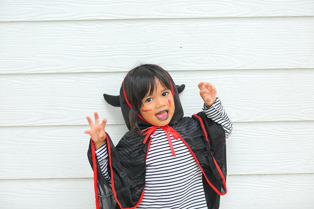 Conceito de Halloween, crianças vestidas com fantasias temáticas.