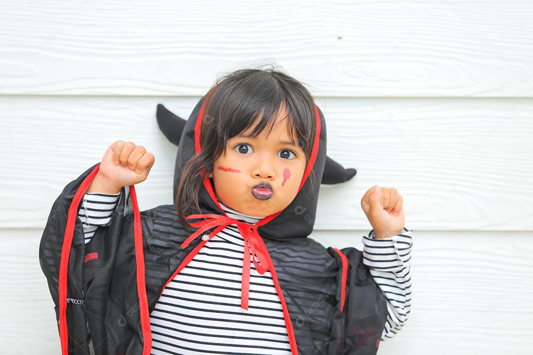 Conceito de Halloween, crianças vestidas com fantasias temáticas.