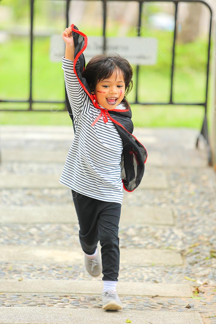 Conceito de Halloween, crianças vestidas com fantasias temáticas.