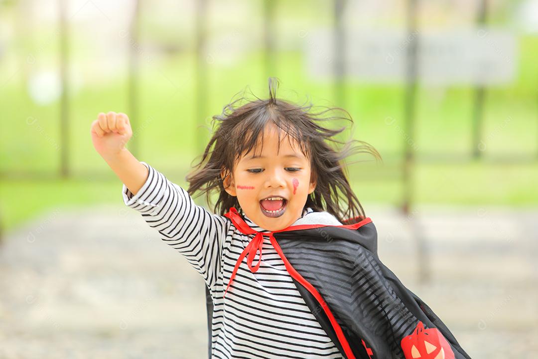 Conceito de Halloween, crianças vestidas com fantasias temáticas.