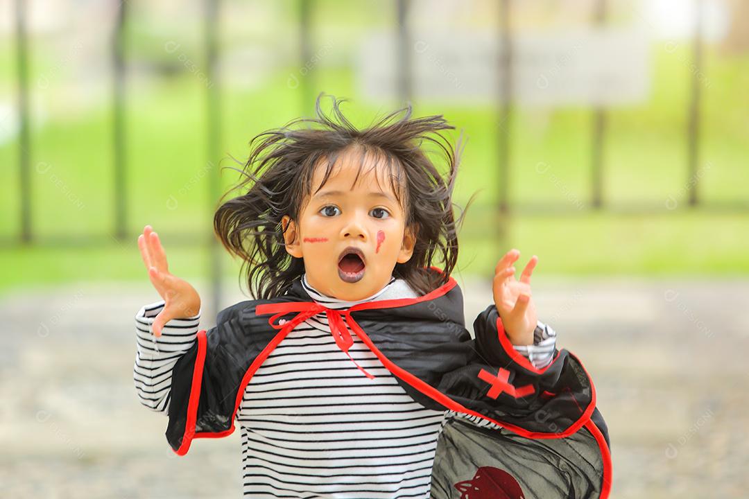 Conceito de Halloween, crianças vestidas com fantasias temáticas.
