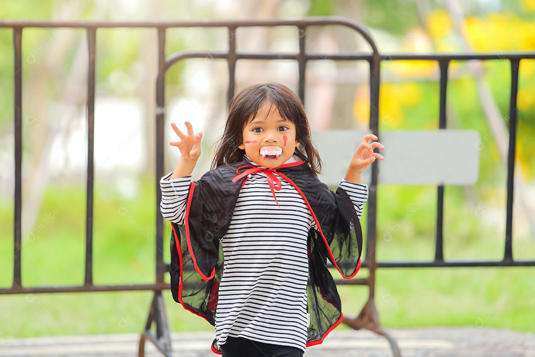 Conceito de Halloween, crianças vestidas com fantasias temáticas.