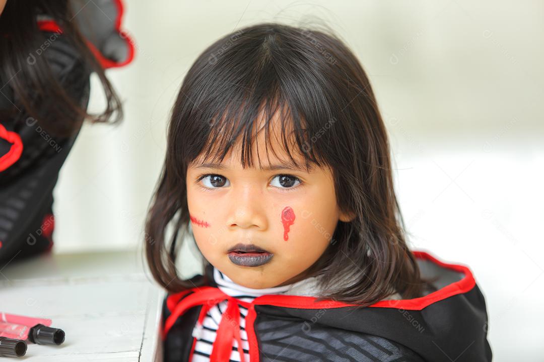 Conceito de Halloween, crianças vestidas com fantasias temáticas.