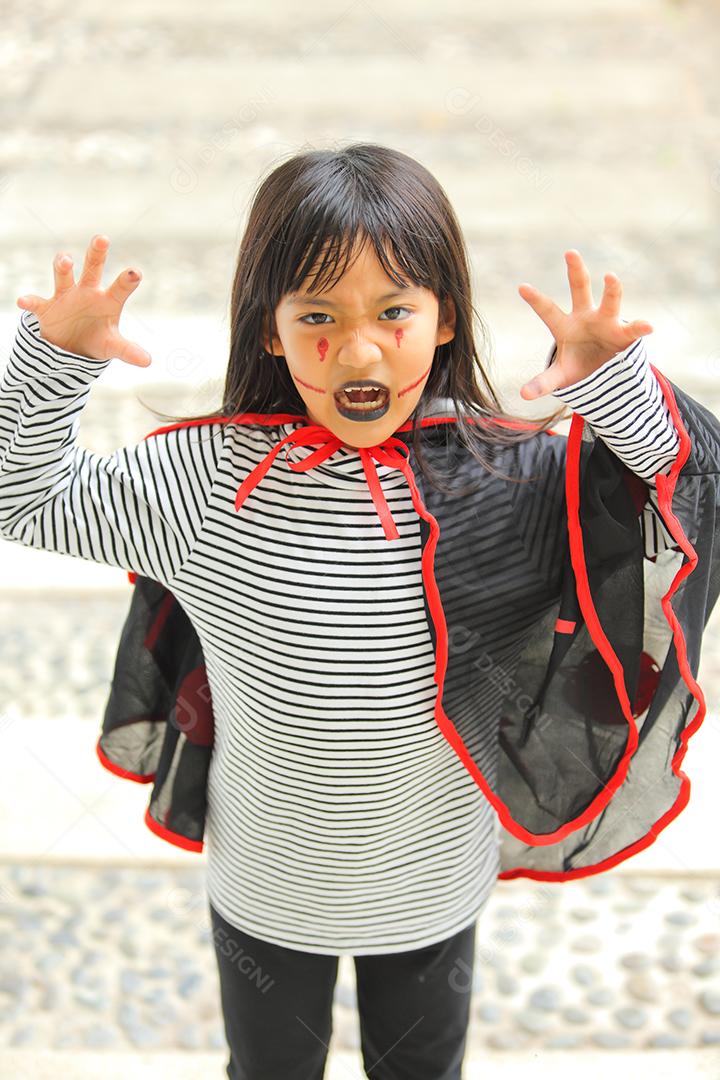 Conceito de Halloween, crianças vestidas com fantasias temáticas.