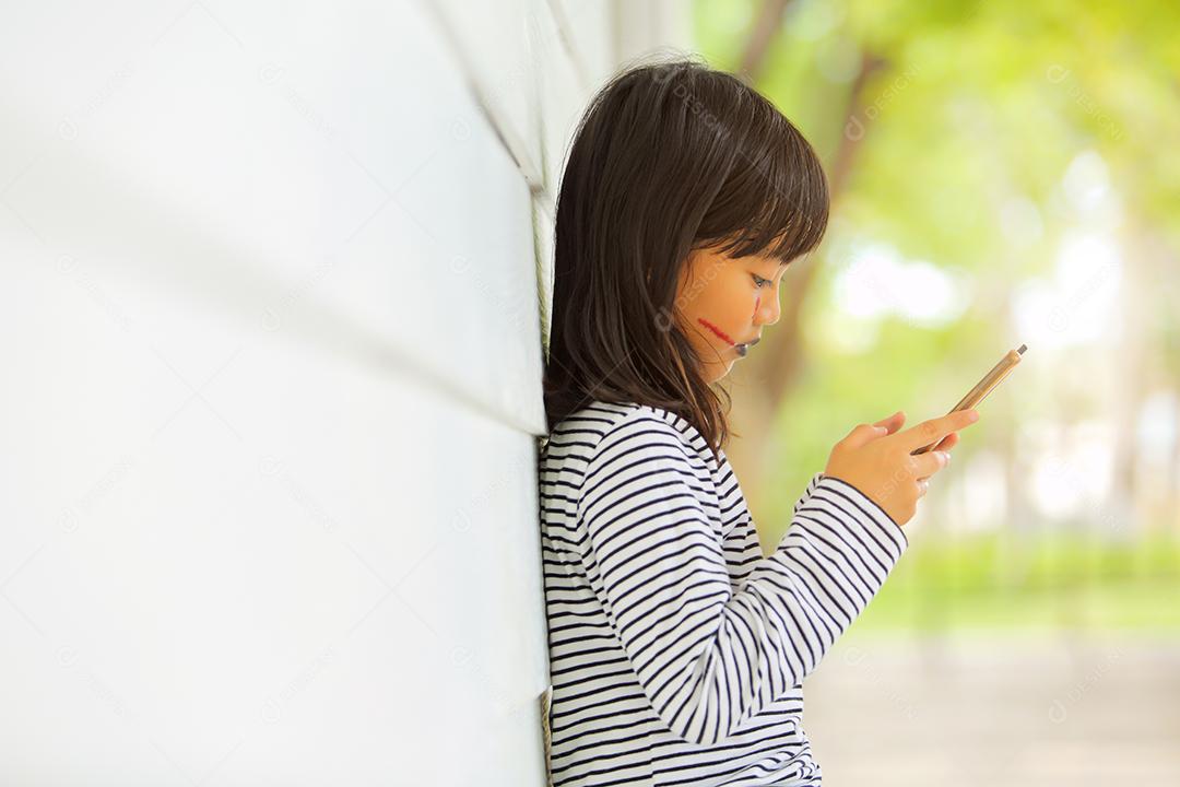 Conceito de Halloween, crianças vestidas com fantasias temáticas.