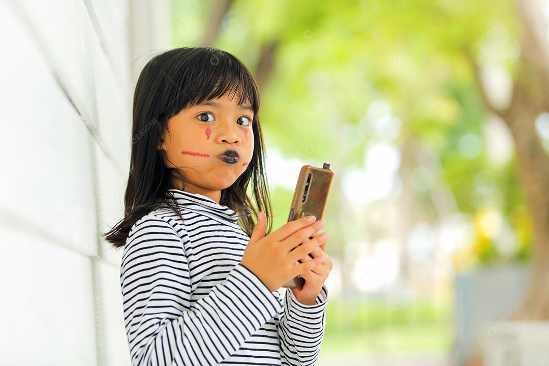 Conceito de Halloween, crianças vestidas com fantasias temáticas.