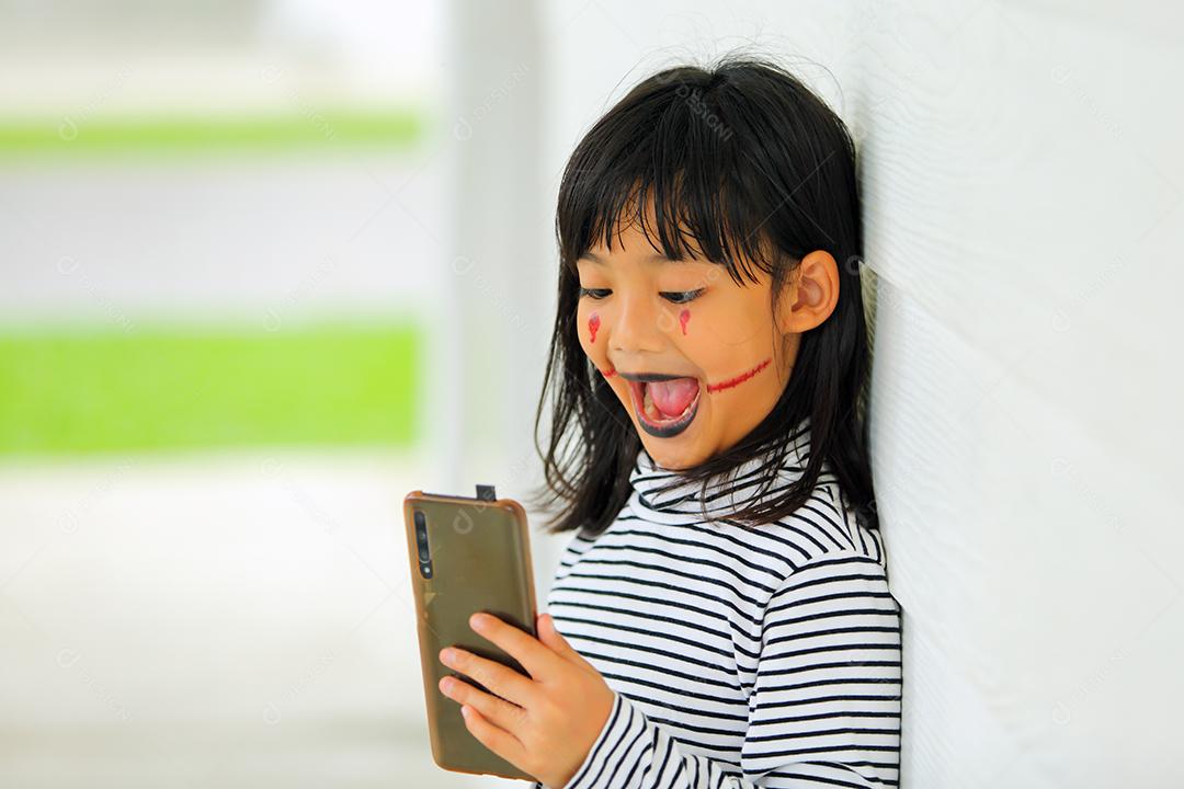 Conceito de Halloween, crianças vestidas com fantasias temáticas.