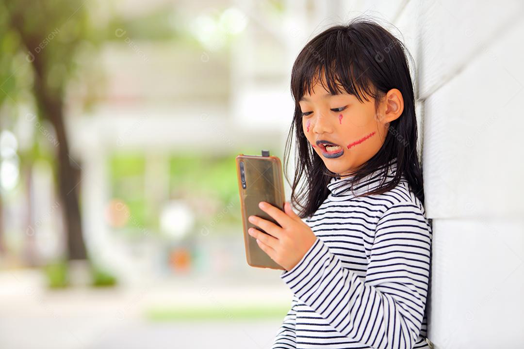 Conceito de Halloween, crianças vestidas com fantasias temáticas.