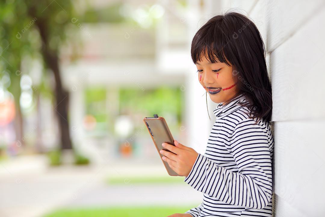 Conceito de Halloween, crianças vestidas com fantasias temáticas.