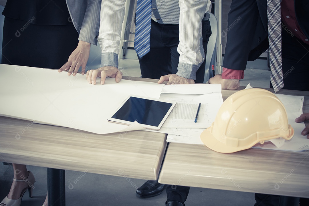 Reunião da equipe de projeto de engenheiros trabalhando e discutindo