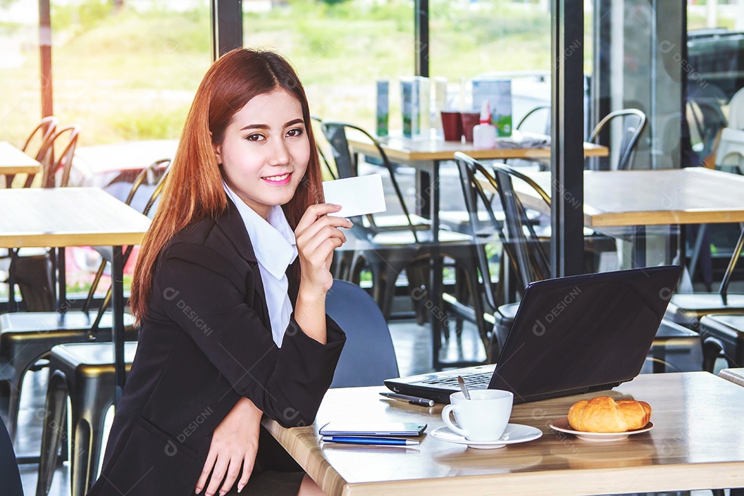 Mulher comprando online nas férias com um laptop e um cartão de crédito