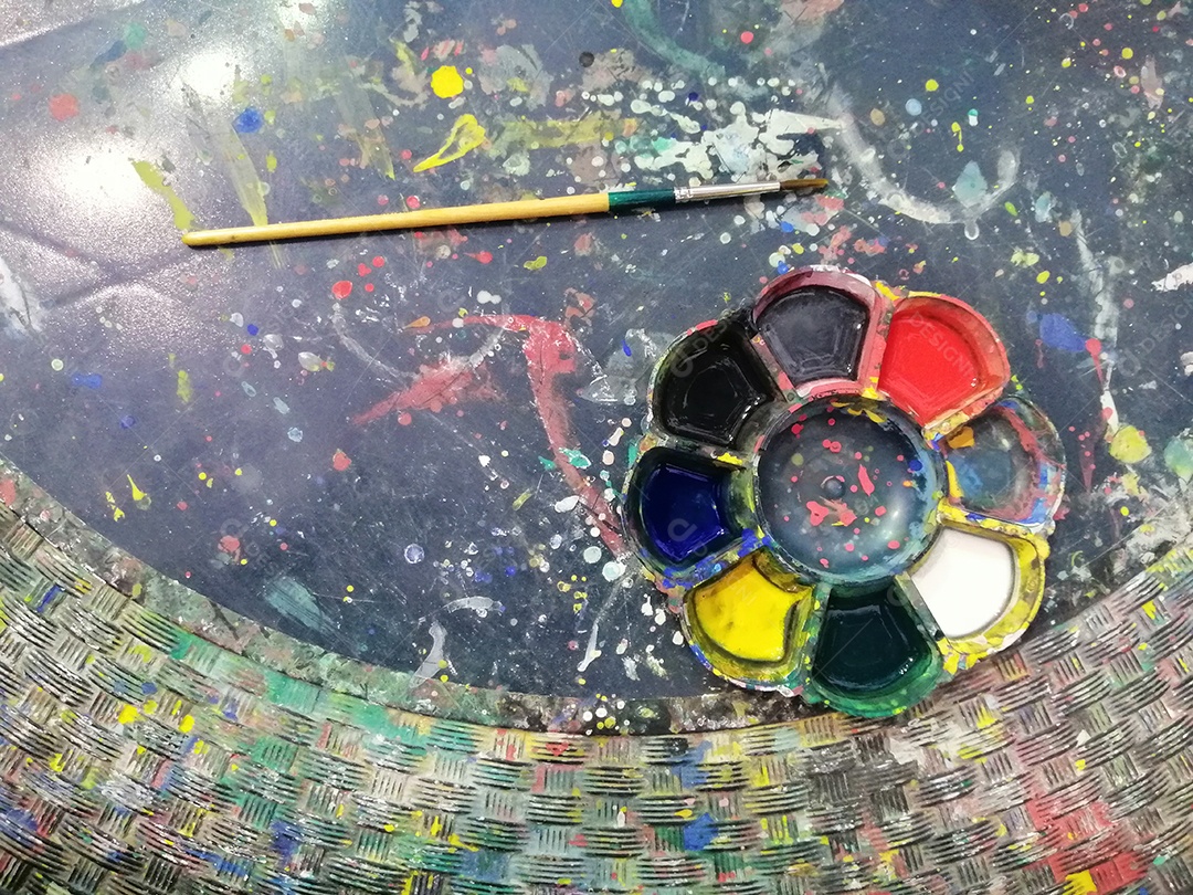 Crianças pintando a cor na estátua de gesso com a família de férias