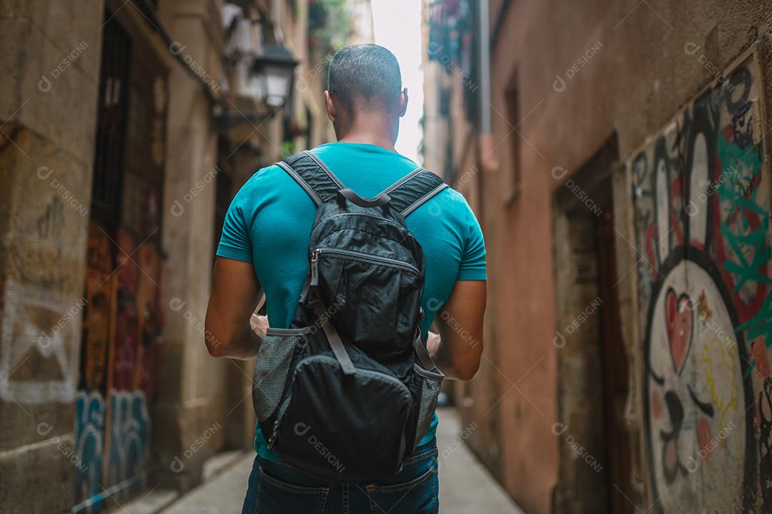 Turista masculina andando no beco da cidade velha. Barcelona, ​​Espanha.