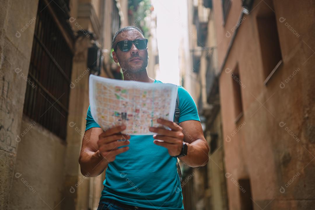 Turista masculina andando no beco da cidade velha. Barcelona, ​​Espanha.