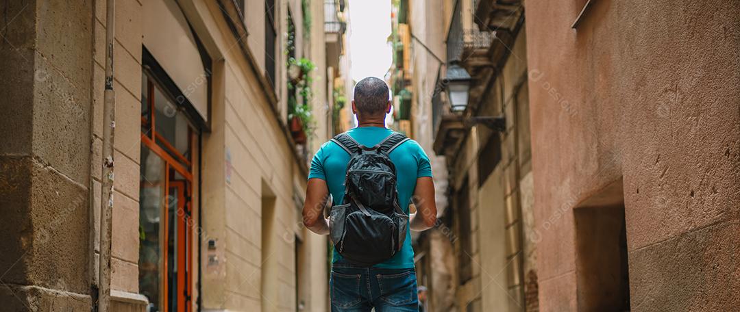 Turista masculina andando no beco da cidade velha. Barcelona, ​​Espanha.