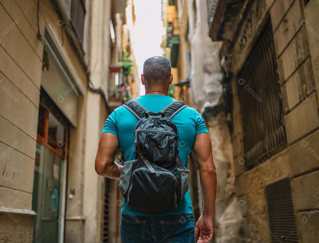 Turista masculina andando no beco da cidade velha. Barcelona, ​​Espanha.