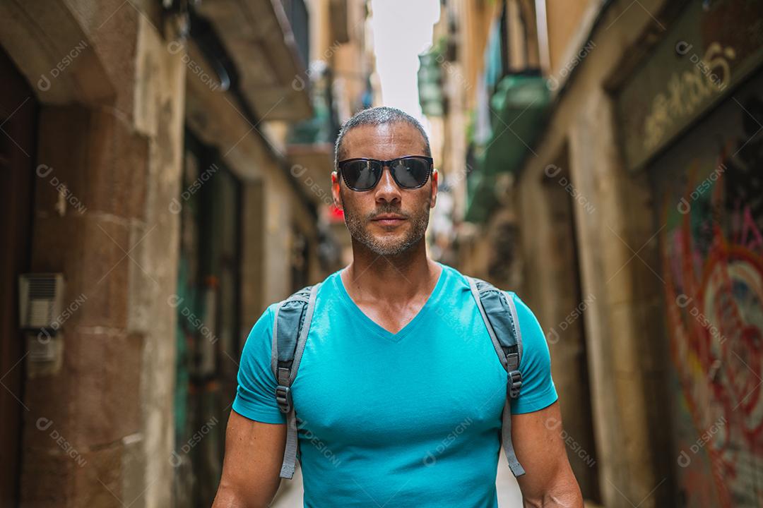 Turista masculina andando no beco da cidade velha. Barcelona, ​​Espanha.