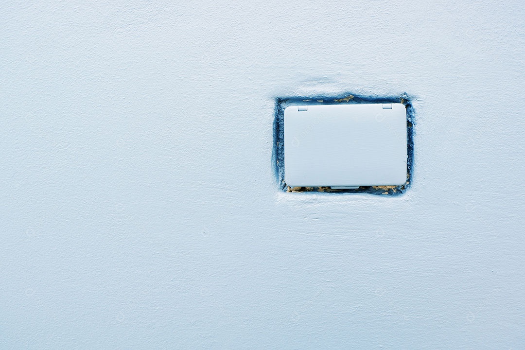 O conector da caixa de fios é instalado na parede