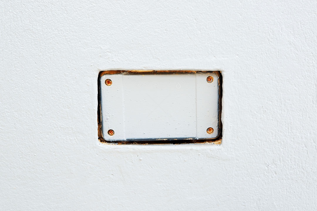 O conector da caixa de fios é instalado na parede