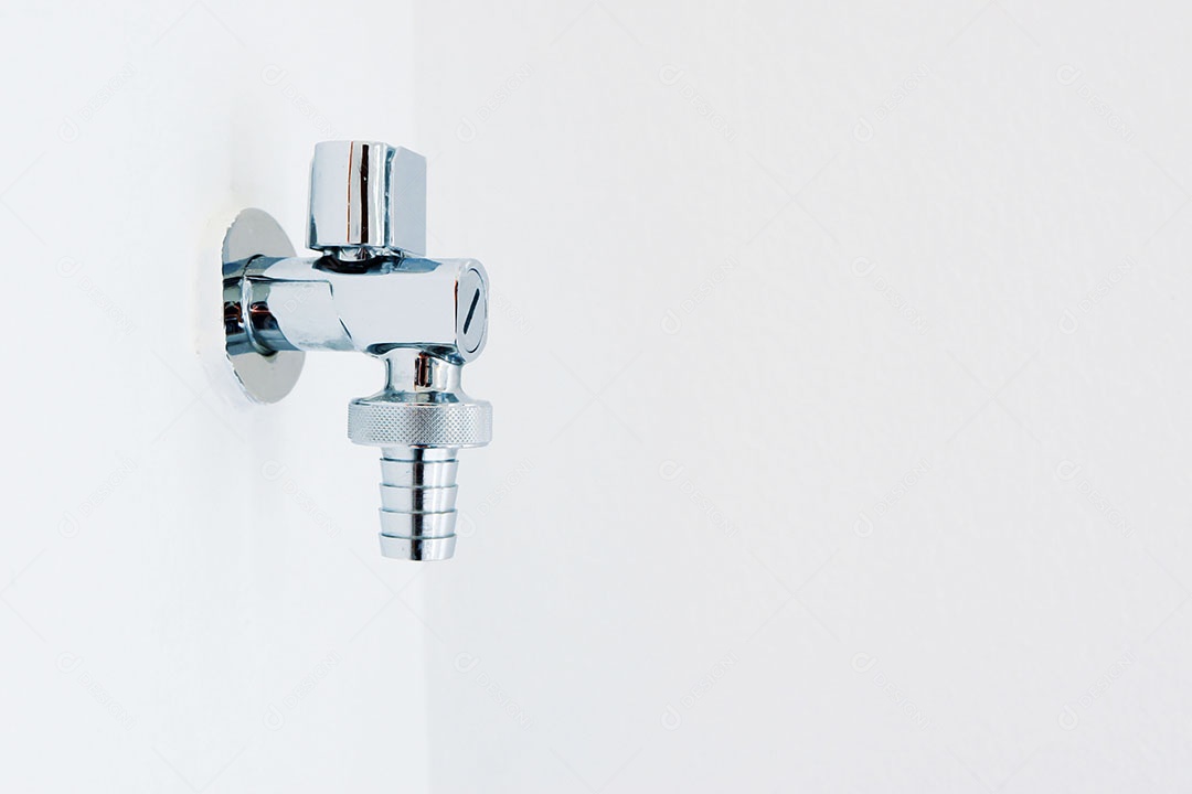 Torneira de aço inoxidável moderna é instalada na parede
