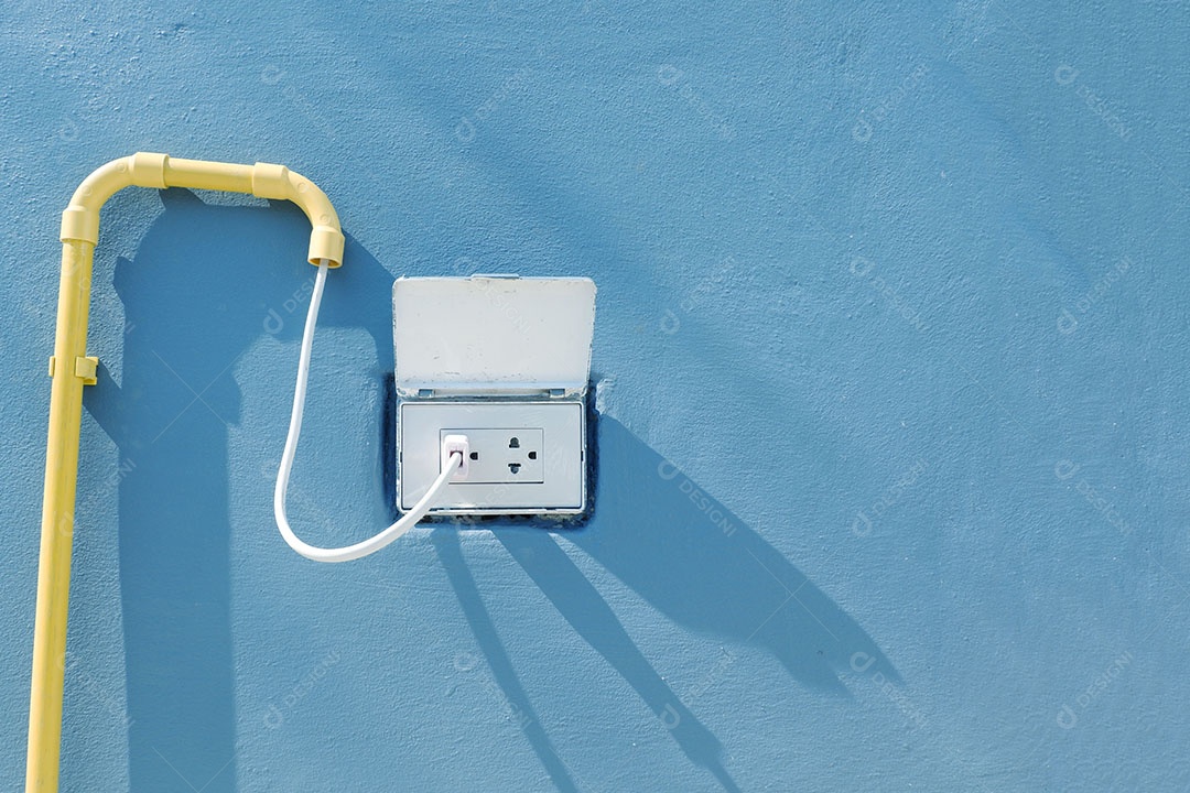O plugue está conectado a uma tomada na parte externa da casa