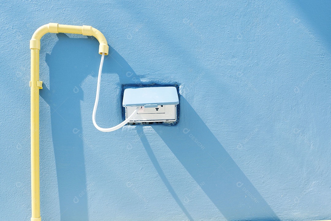 O plugue está conectado a uma tomada na parte externa da casa