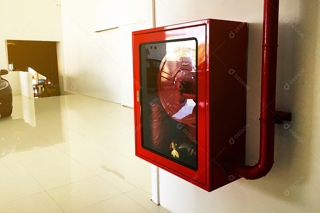 Armário na parede para guardar extintores de incêndio Equipamento de showroom de automóveis