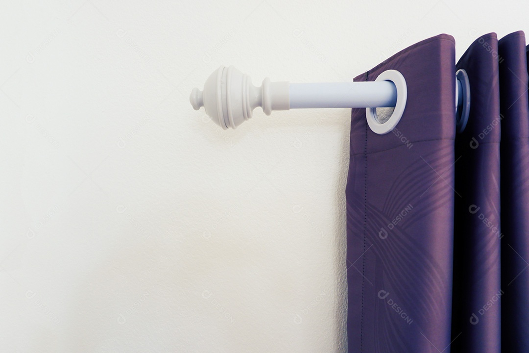 A cortina pendurada no tubo é instalada no quarto