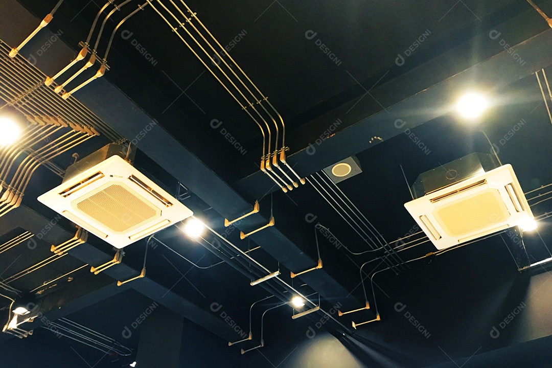 Instalação de sistema de ar condicionado e fio de eletricidade no tubo com instalação no teto da sala de estar do showroom de automóveis