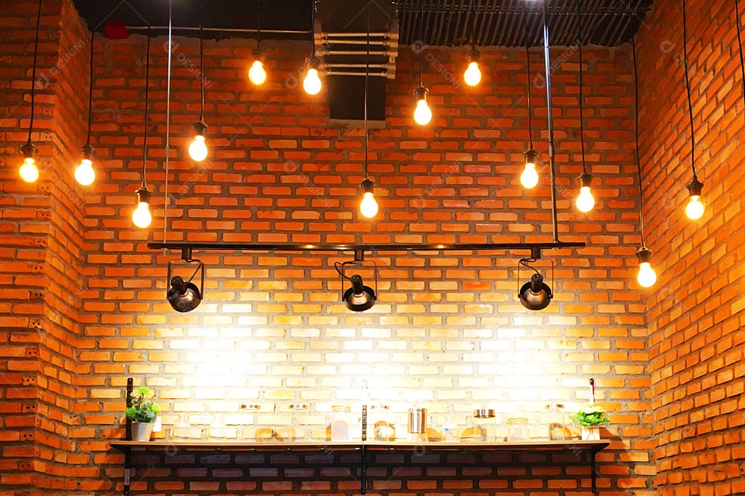 Decorar a sala com paredes de tijolos com lâmpadas é lindo.