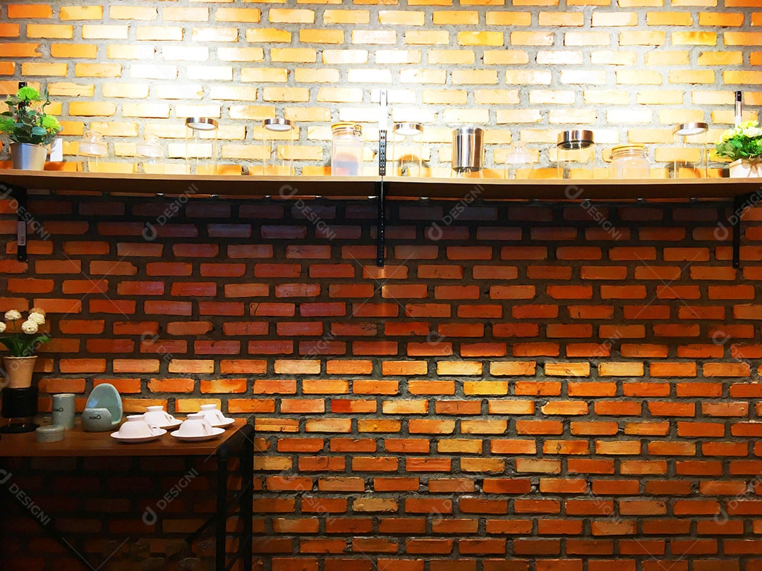 Decorar a sala com paredes de tijolos com lâmpadas é lindo.