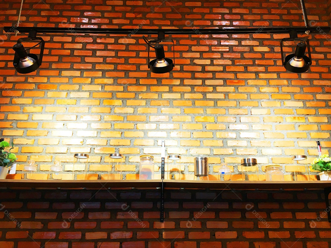 Decorar a sala com paredes de tijolos com lâmpadas é lindo.