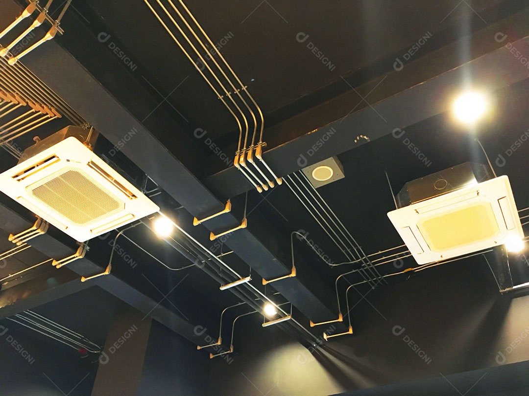 Instalação de sistema de ar condicionado e fio de eletricidade no tubo com instalação no teto da sala de estar do showroom de automóveis