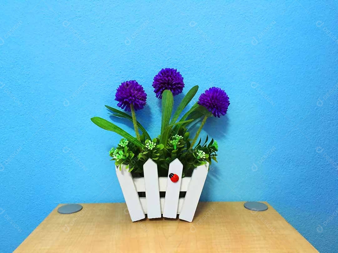 Lindas flores sobre vaso mesa madeira