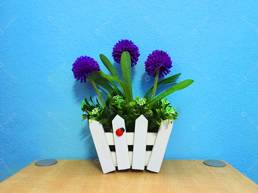 Lindas flores sobre um vaso mesa madeira