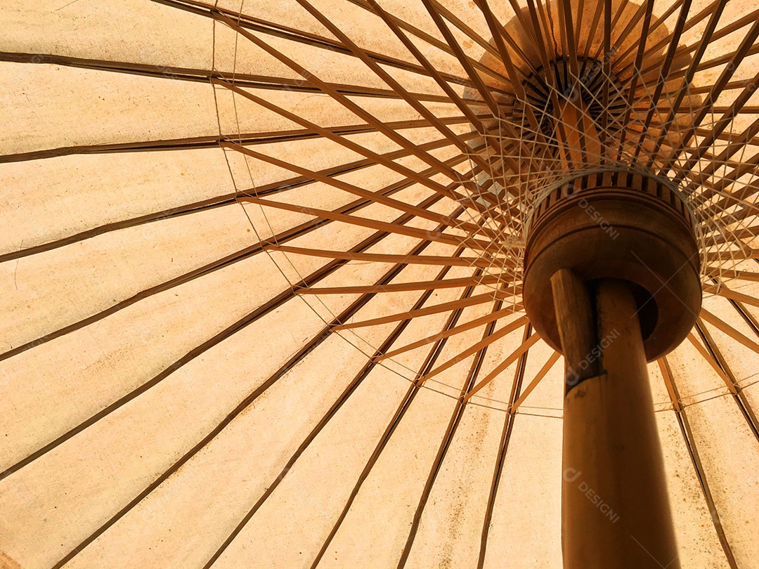 Guarda chuva sendo usado