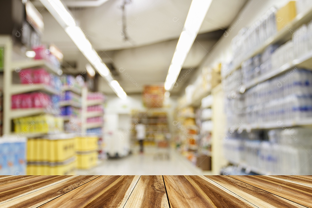 Desfocado de pessoas andando e testando a loja de celulares nas compras