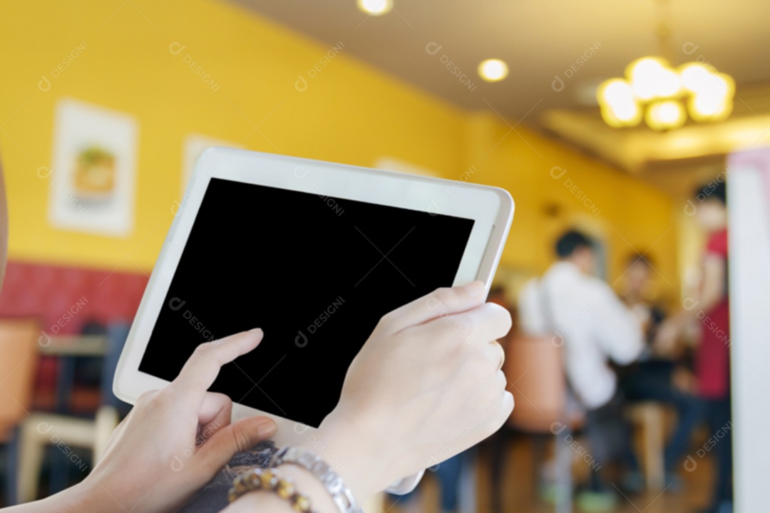 Blurry de mulheres asiáticas usando tablet e empresárias usando toque