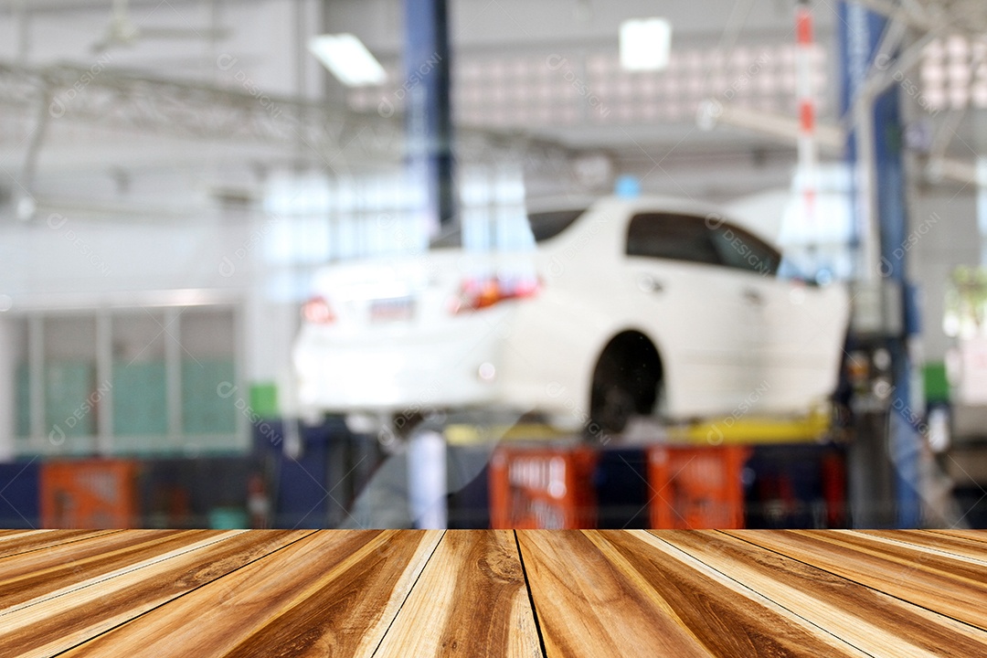 Carros borrados em elevadores em pequena estação de serviço