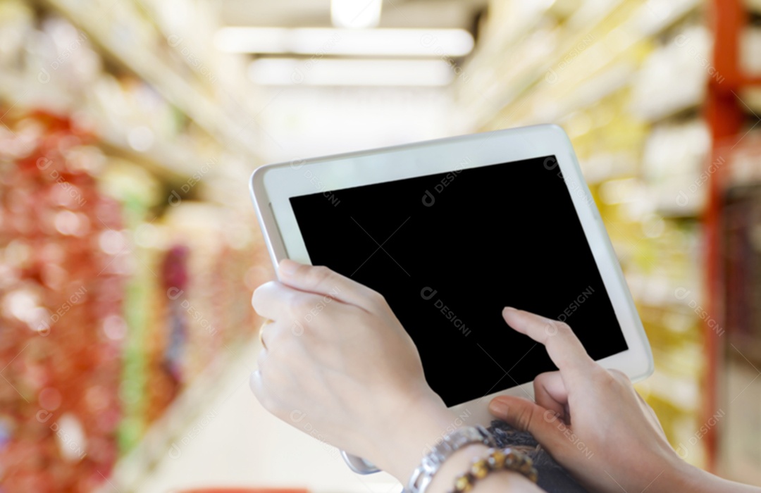 Mulheres da ásia usando tablet e empresárias usando touch